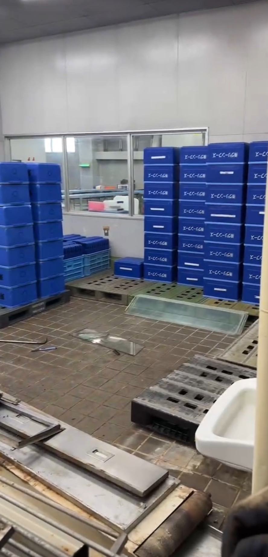 小田原市酒匂の会社様より、倉庫の片付けと買取のご依頼をいただきました。