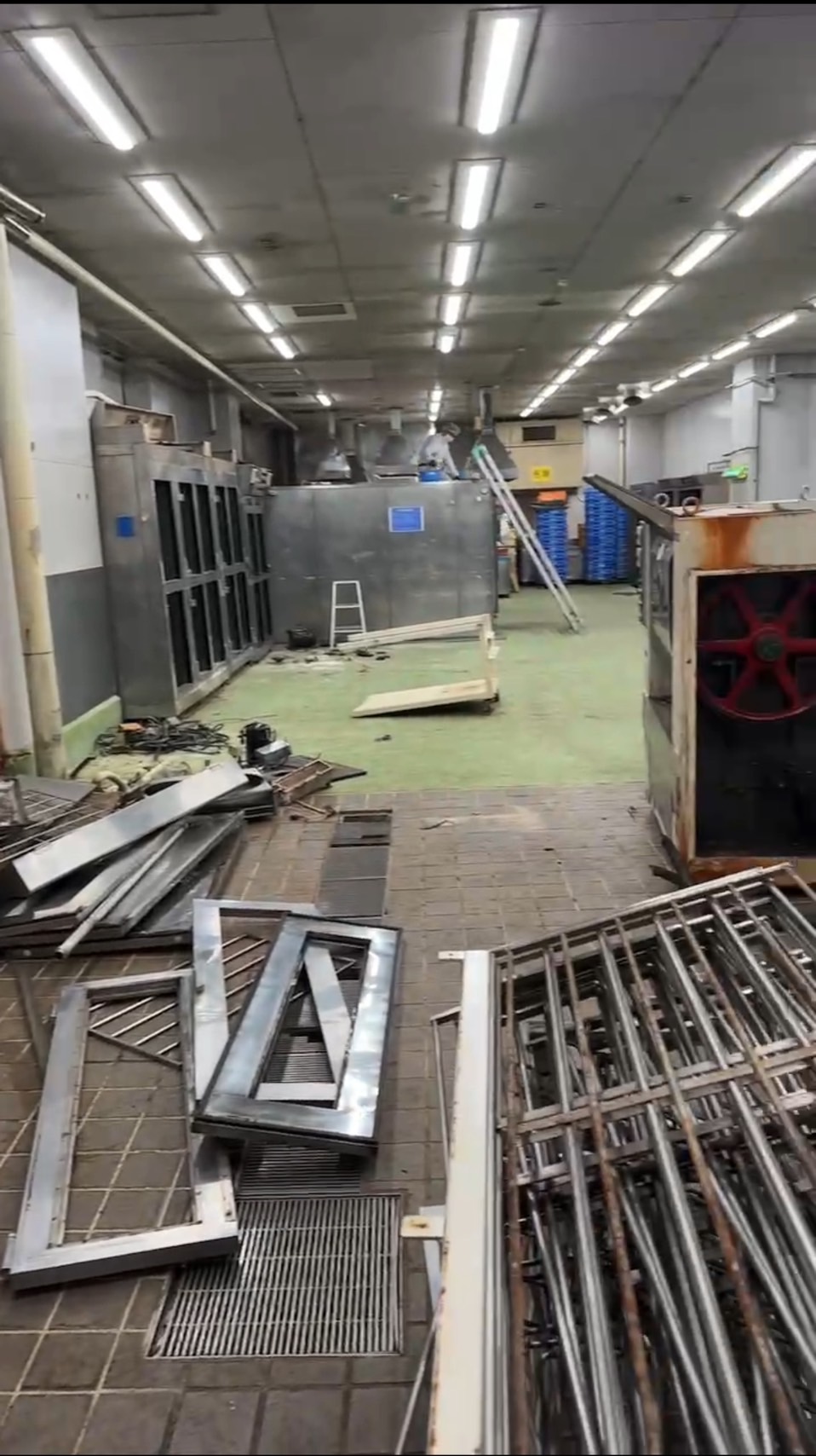 小田原市酒匂の会社様より、倉庫の片付けと買取のご依頼をいただきました。